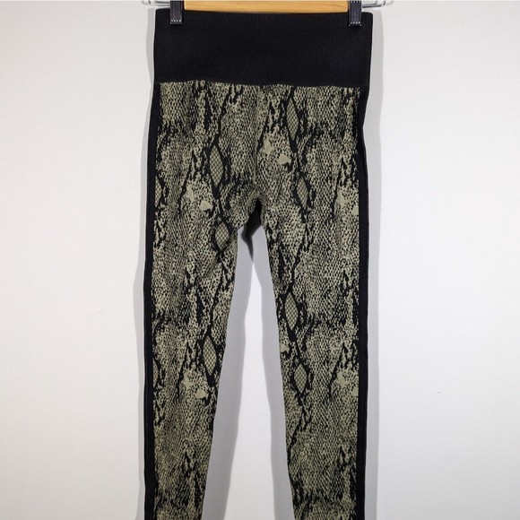 Fabletics High-Waisted Seamless Snakeskin Print Leggings Women's Size S - Picture 4 of 6